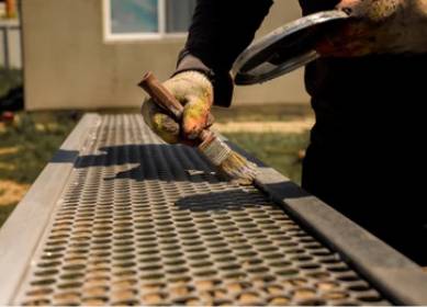 Anti-rust metal surface painting for industrial steel grating