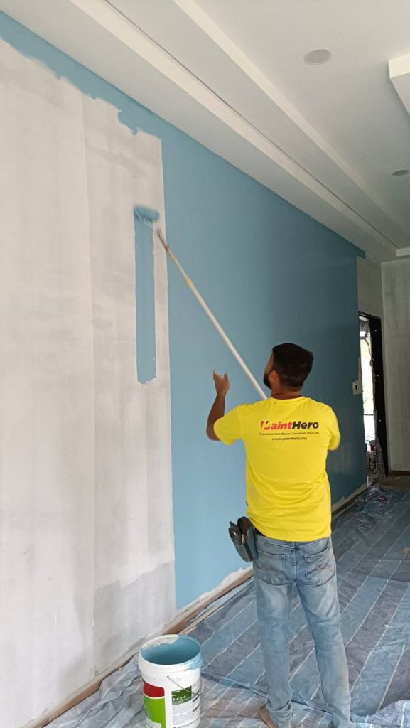 Kerja mengecat dinding dalaman warna biru oleh Painthero.
