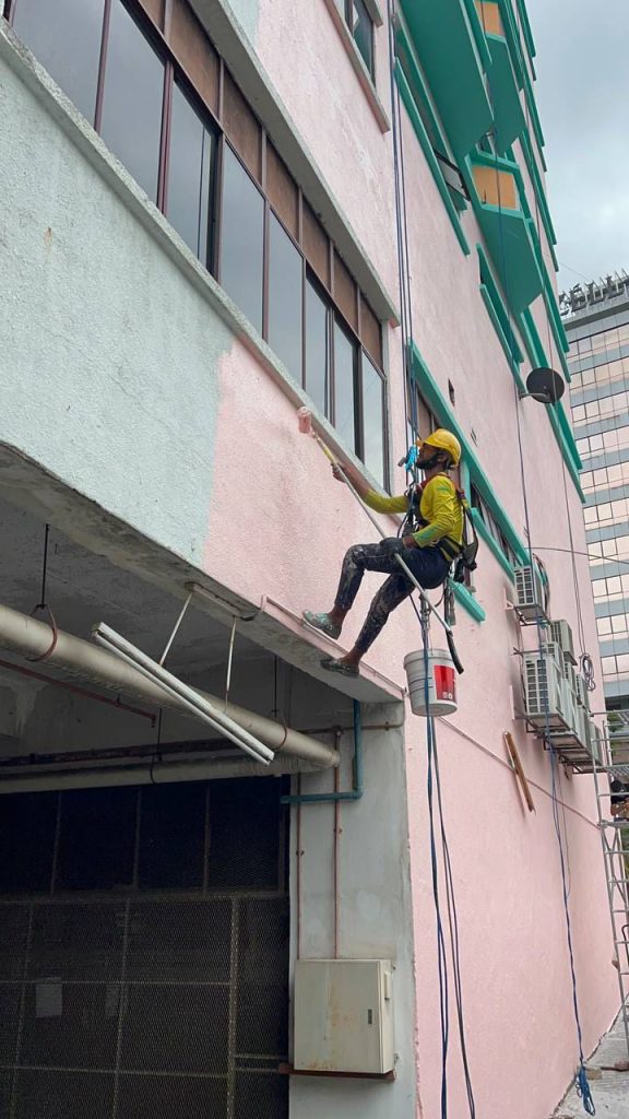 Kerja cat dinding luar menggunakan rope access oleh Painthero.