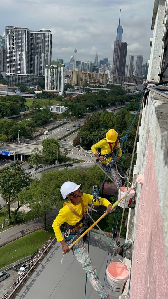 Kerja cat bangunan tinggi oleh PaintHero menggunakan rope access di Kuala Lumpur.