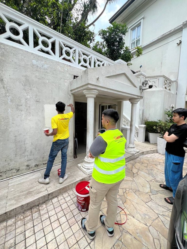 Pasukan Painthero bersedia mengecat luar banglo putih.