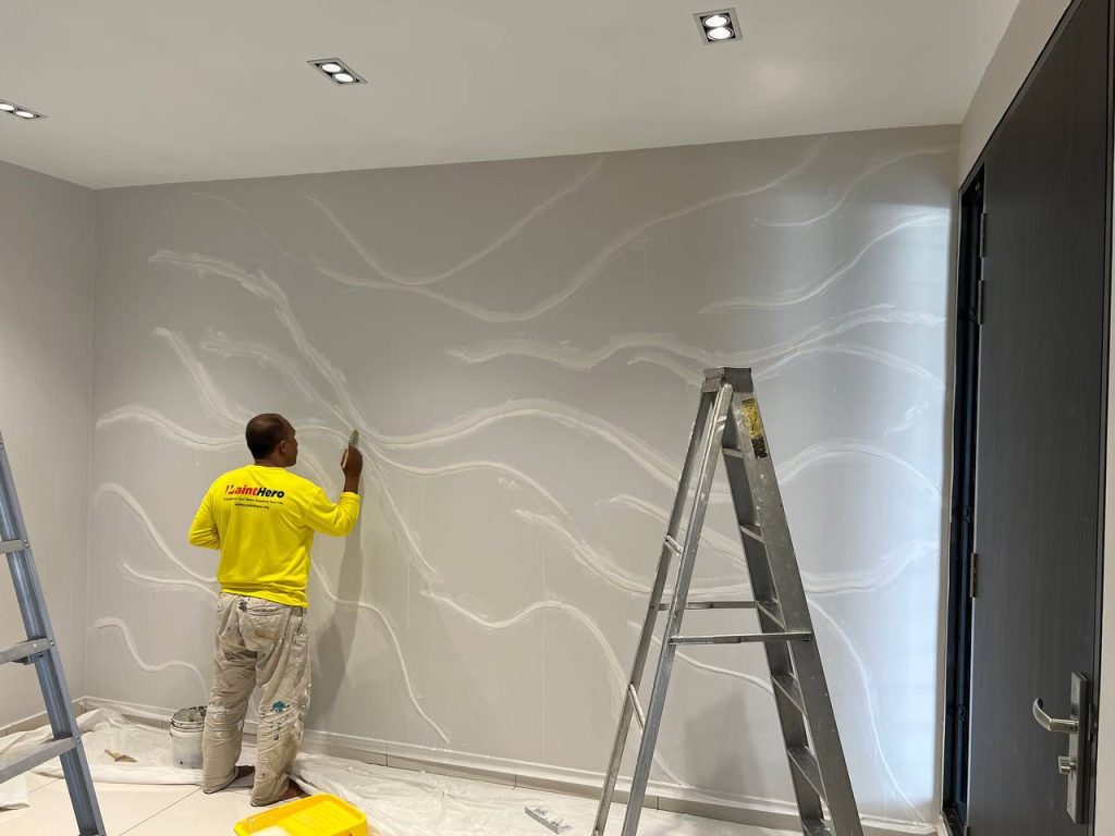Tukang cat Painthero membuat corak dinding dekoratif.