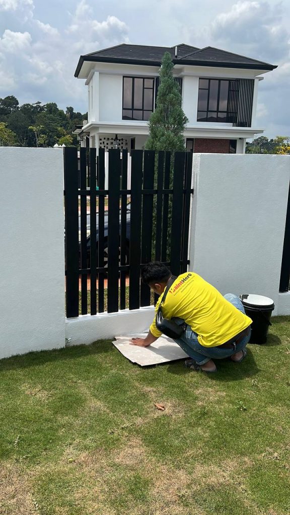 Kerja mengecat pagar rumah oleh Painthero di kawasan perumahan.