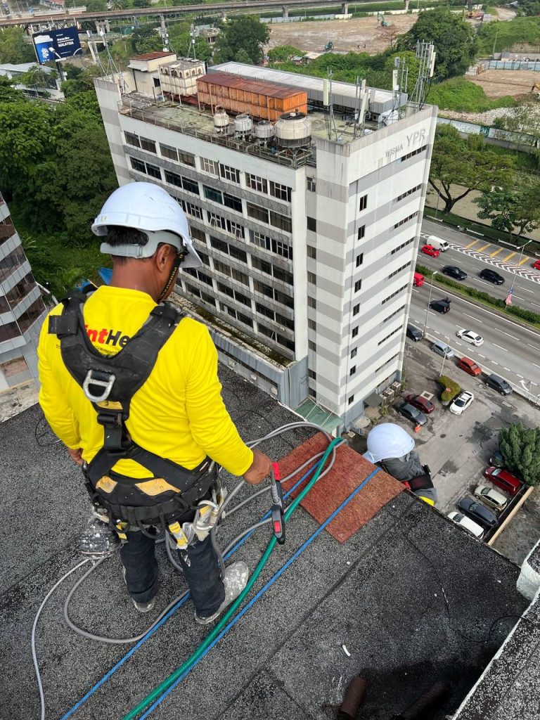 Pekerja Painthero bersedia untuk kerja rope access di bangunan tinggi Kuala Lumpur.