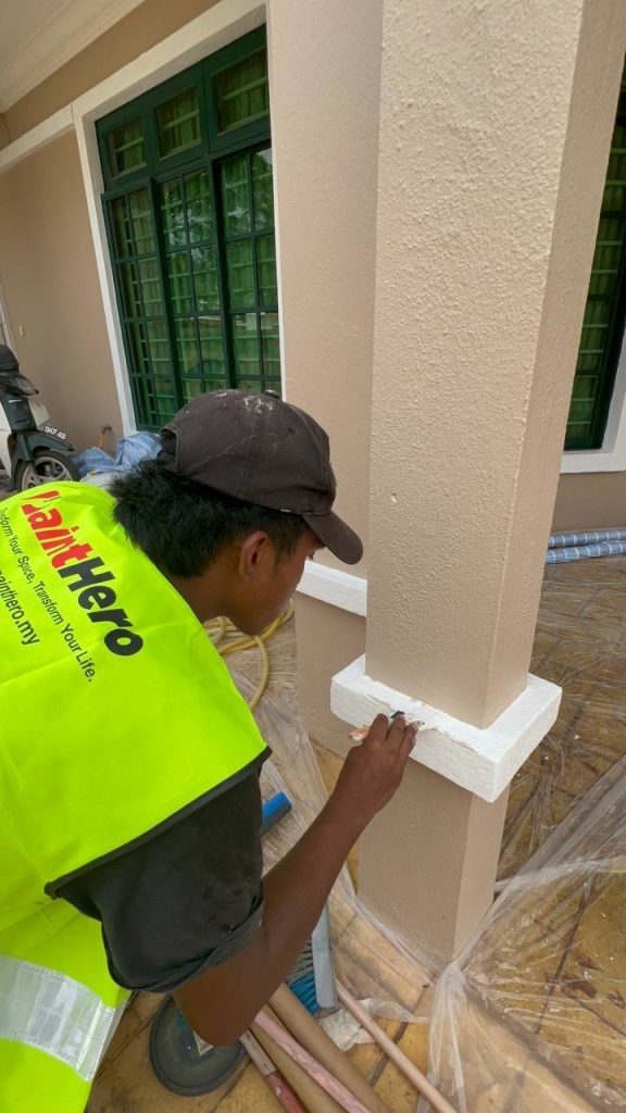 Kerja mengecat tiang rumah oleh Painthero di kawasan kediaman.