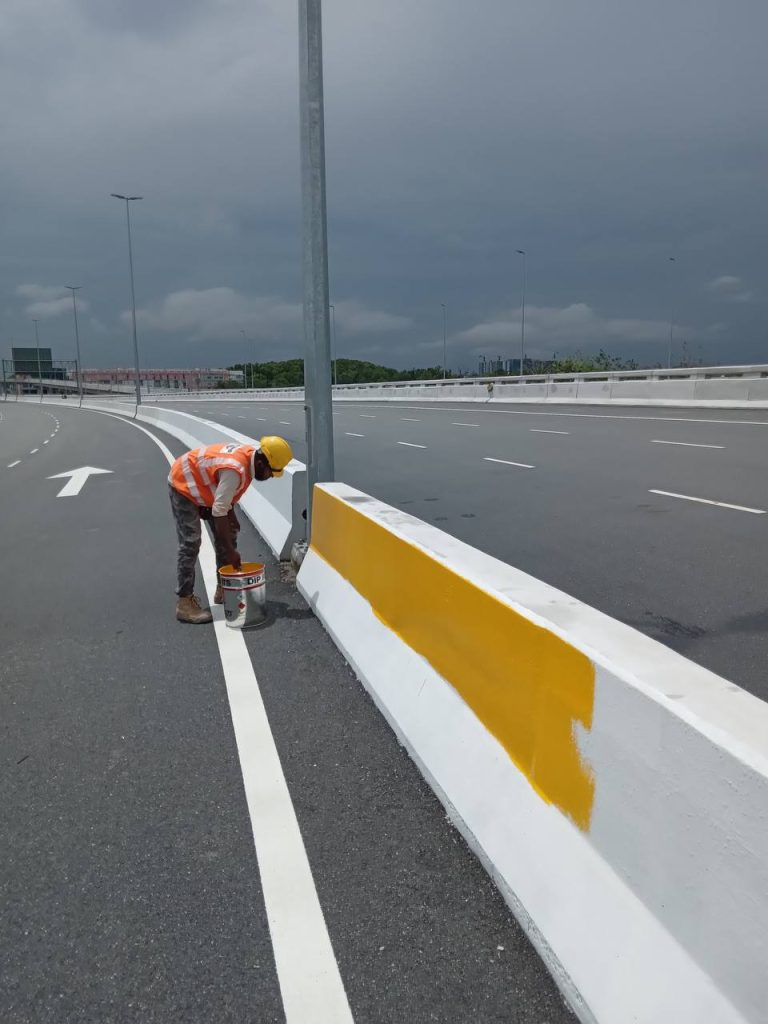 Kerja mengecat pembahagi jalan di lebuhraya oleh Painthero.